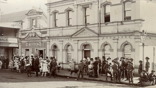 A black-and-white photograph of returned servicemen outside the Campbelltown Town Hall.